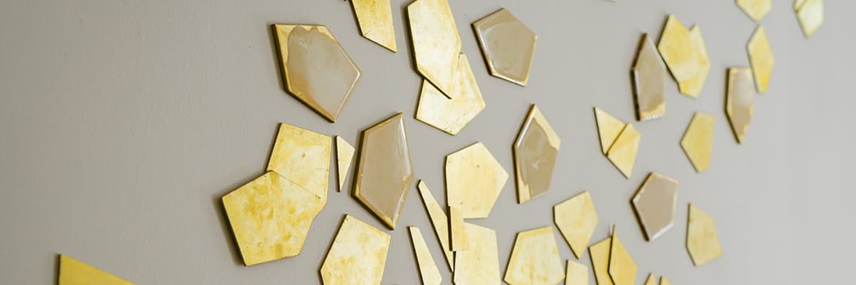 Goldene Wandinstallation in den Coaching-Räumen von Kuhl & Engel in Berlin