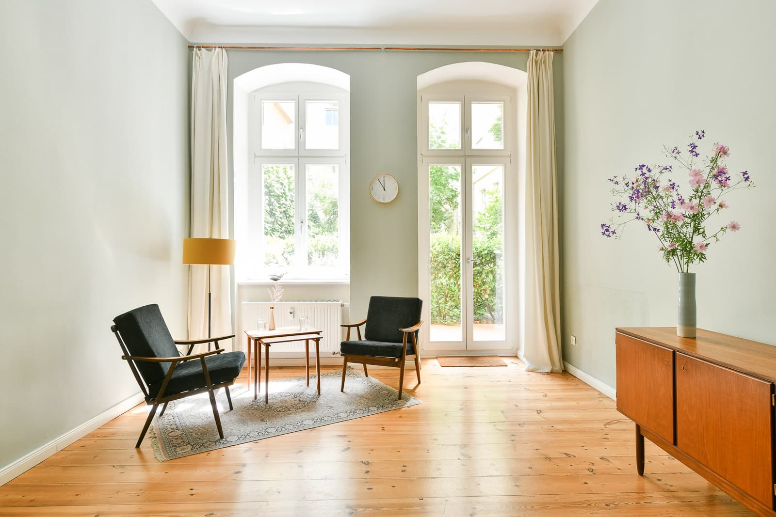 Coaching-Raum mit Sesseln und Blick in den Garten bei Kuhl & Engel in Berlin