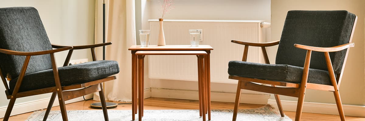 Sitzecke mit zwei Sesseln in den Coaching-Räumen von Kuhl & Engel in der Bötzowstraße 28, Berlin