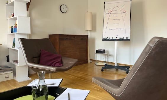 Coaching-Raum mit Flipchart und Sesseln bei Kuhl & Engel in Potsdam